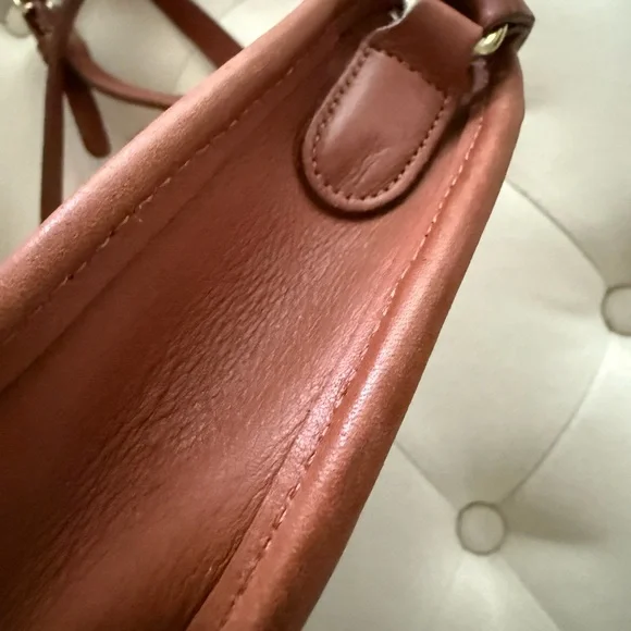 COACH Classic Tan Leather Crossbody Bag - Vintage - Great condition! - Picture 6 of 16
